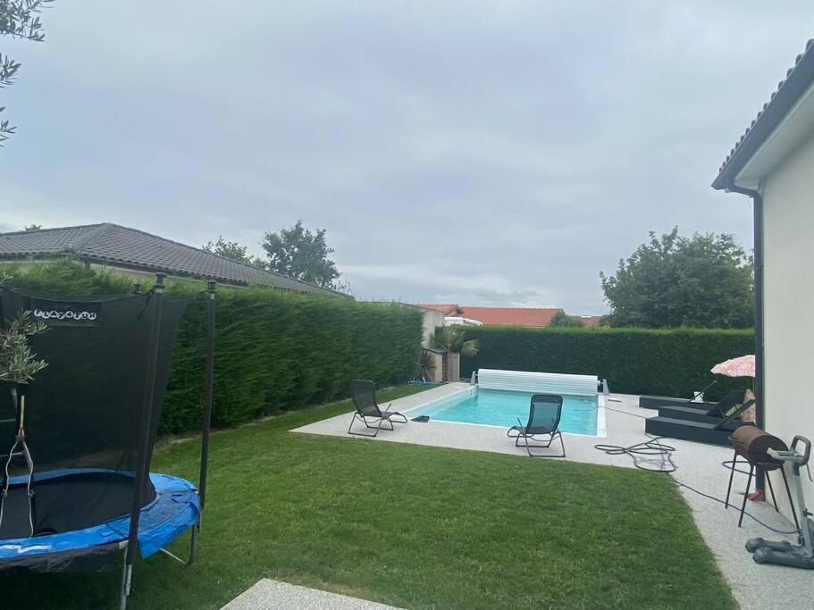 Maison Grand Independant Avec Jardin Et Piscine Communs *